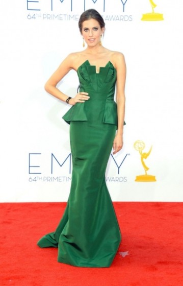 Allison Williams is perfect in peplum in this forest green Oscar de La Renta dress