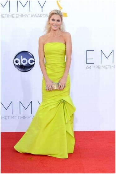 Another bright spark! Julie Bowen looks striking in her fitted neon Monique L’huillier dress.